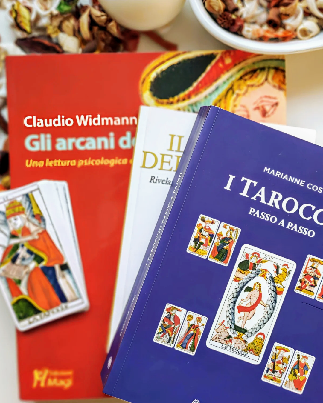Tre libri di Tarocchi per imparare a leggere le carte e i Tarocchi di Marsiglia.