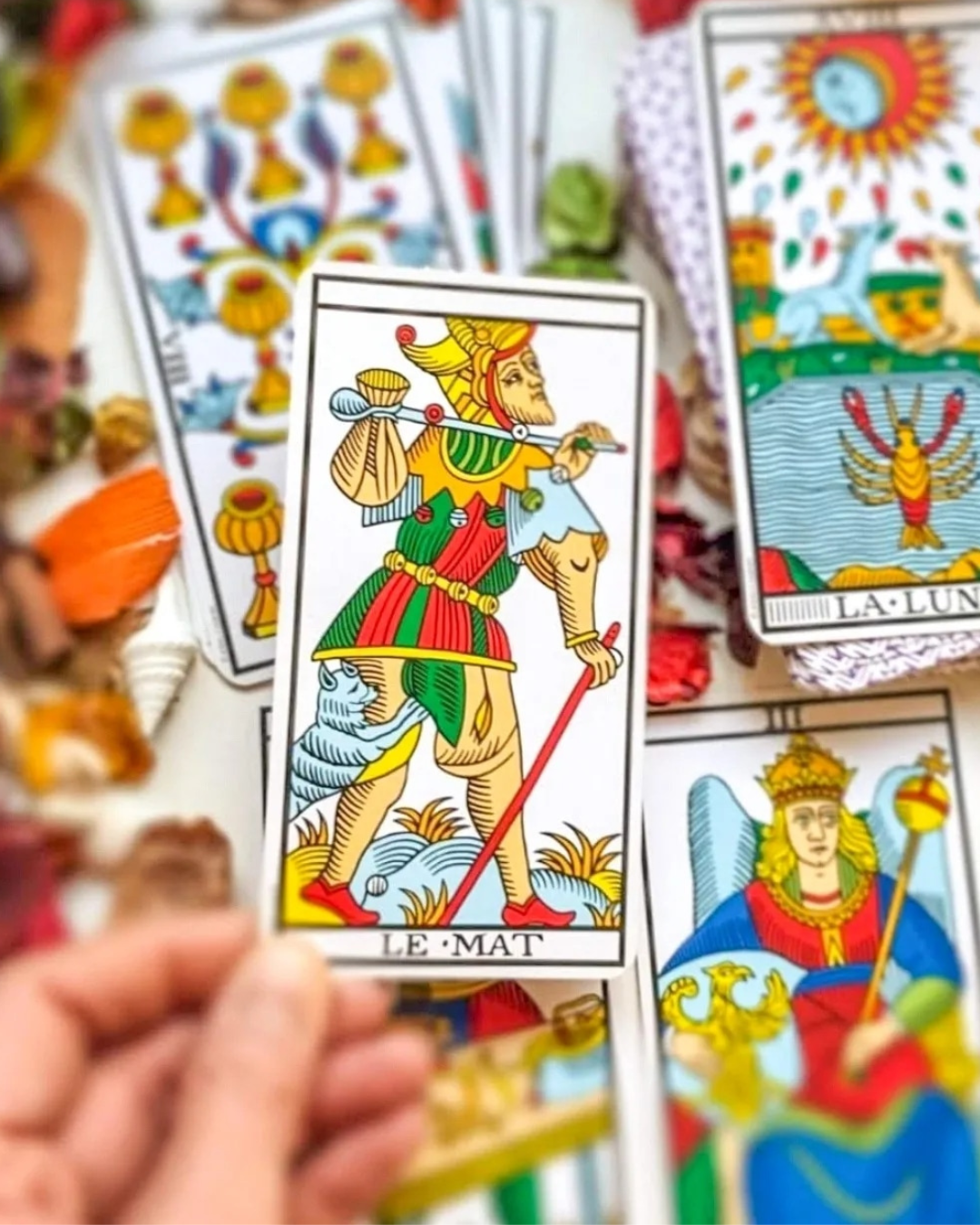 Il Matto dei Tarocchi di Marsiglia. La carta del mazzo che non ha numero. Uno degli Arcani Maggiori più importante.