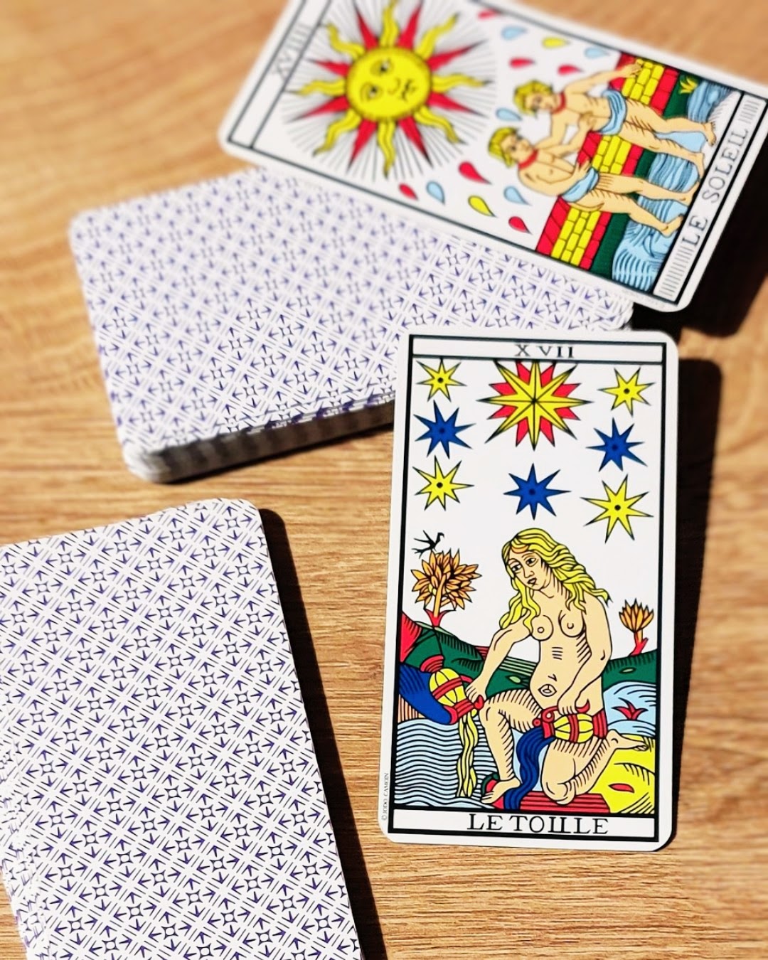 Le carte dei Tarocchi Il Sole e La Stella sono due Arcani importanti per quando si leggono i Tarocchi evolutivi.
