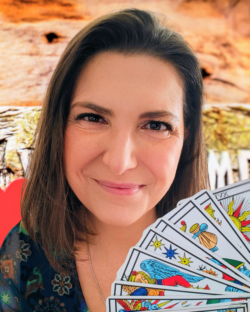 Tengo in mano il mio mazzo di Tarocchi di Marsiglia per una lettura professionale e attendibile.