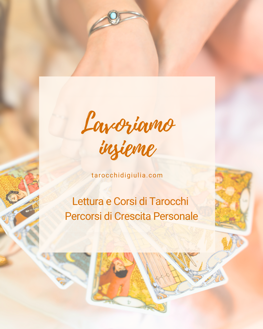 nella foto mostro come lavoro con i Tarocchi sul tavolo.